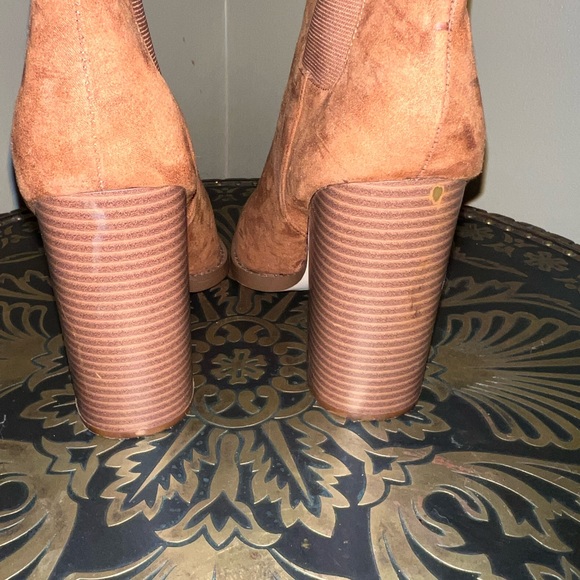 Ladies Womens sz 8 Guess tan/brown suede 4 1/2” wedge booties boots - Picture 3 of 7